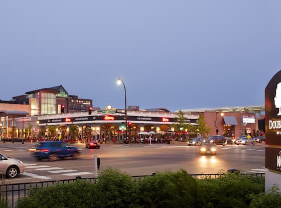DoubleTree by Hilton Minneapolis - Park Place is a family friendly hotel in St. Louis Park, Minnesota (MN)