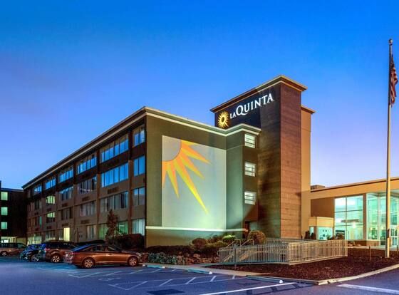 La Quinta Inn & Suites by Wyndham Clifton/Rutherford is a family friendly hotel in Clifton, New Jersey (NJ)