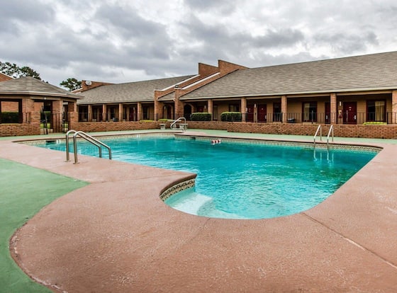 Econo Lodge Inn & Suites is a family friendly hotel in Enterprise, Alabama (AL)