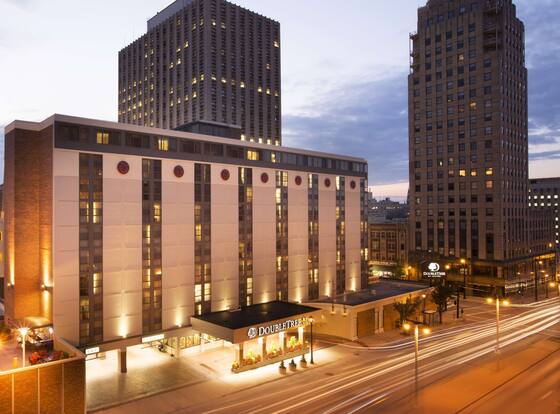 DoubleTree by Hilton Milwaukee Downtown is a family friendly hotel in Milwaukee, Wisconsin (WI)