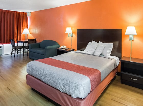 Motel 6 Groton, CT—Casinos Nearby is a family friendly hotel in Conning Towers Nautilus Park, Connecticut (CT)