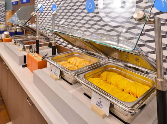 Holiday Inn Express Atlanta Airport - College Park by IHG is a family friendly hotel in College Park, Georgia (GA)