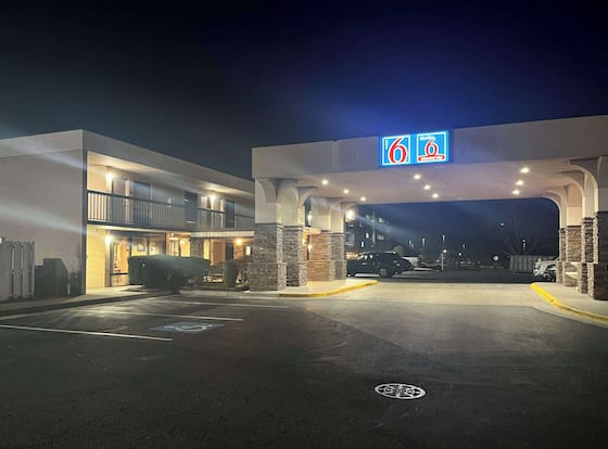 Motel 6 Stafford, VA - Quantico is a family friendly hotel in Aquia Harbour, Virginia (VA)