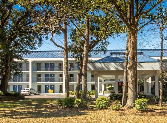 Sweet Dream Inn University Park is a family friendly hotel in Pensacola, Florida (FL)