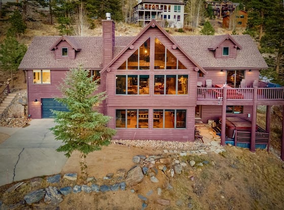 Awestruck Luxury Vacation  At Windcliff 3 Bedroom Home by RedAwning is a family friendly hotel in Estes Park, Colorado (CO)