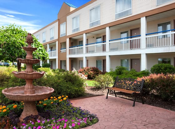 Howard Johnson by Wyndham Romulus Detroit Metro Airport is a family friendly hotel in Romulus, Michigan (MI)