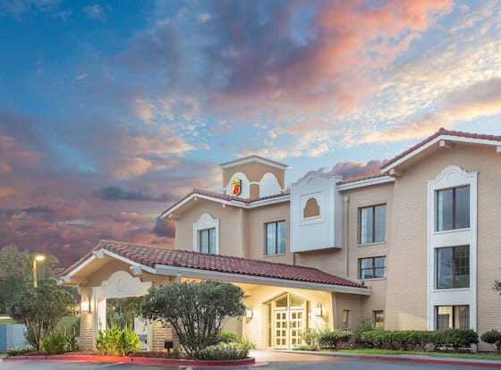 Super 8 by Wyndham Austell/Six Flags is a family friendly hotel in Austell, Georgia (GA)