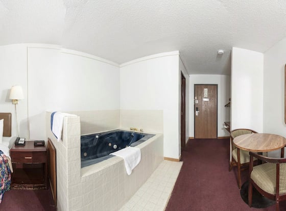 Oak Grove Inn is a family friendly hotel in Oak Grove, Missouri (MO)
