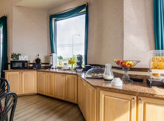 Econo Lodge Inn & Suites is a family friendly hotel in Gulfport, Mississippi (MS)