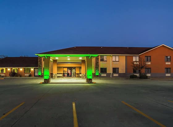 Quality Inn Carbondale University area is a family friendly hotel in Carbondale, Illinois (IL)