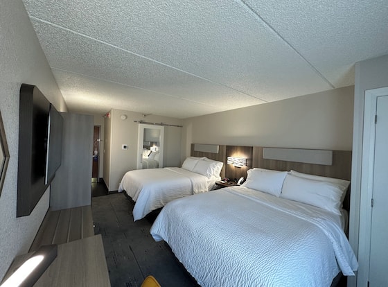 Holiday Inn Express & Suites Eden Prairie – Minneapolis by IHG is a family friendly hotel in Eden Prairie, Minnesota (MN)