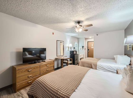 Travelodge by Wyndham Longmont is a family friendly hotel in Longmont, Colorado (CO)