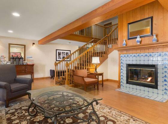 Country Inn & Suites by Radisson, Holland, MI is a family friendly hotel in Beechwood, Michigan (MI)