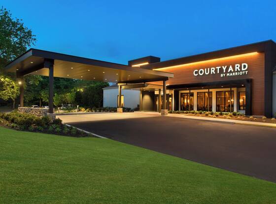 Courtyard by Marriott Lincroft Red Bank is a family friendly hotel in Red Bank, New Jersey (NJ)