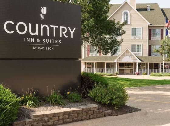 Country Inn & Suites by Radisson, Davenport - Quad Cities is a family friendly hotel in Davenport, Iowa (IA)