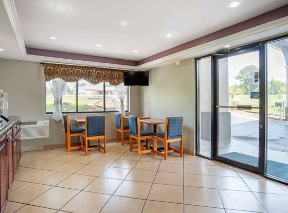 Econo Lodge Inn & Suites is a family friendly hotel in Evergreen, Alabama (AL)