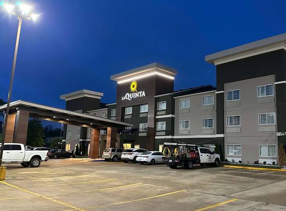 La Quinta Inn & Suites by Wyndham Fayetteville is a family friendly hotel in Fayetteville, Arkansas (AR)