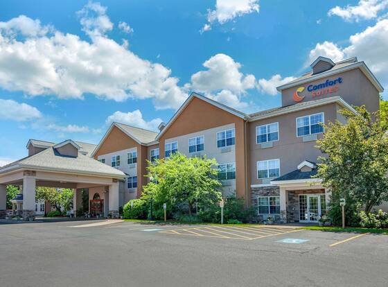 Comfort Suites is a family friendly hotel in Marquette, Michigan (MI)