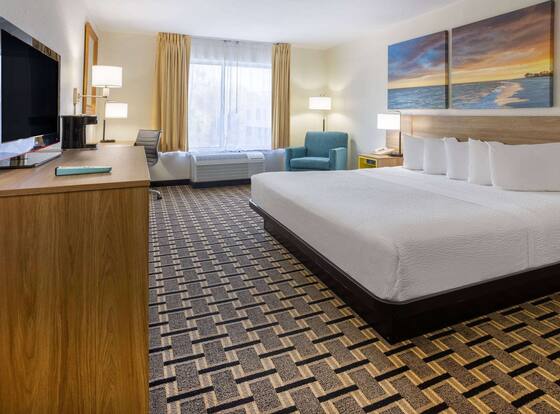 Hotel Carolina, a Days Inn by Wyndham is a family friendly hotel in Hilton Head Island, South Carolina (SC)