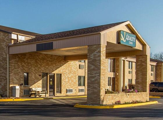 Quality Inn Burlington near Hwy 34 is a family friendly hotel in Burlington, Iowa (IA)
