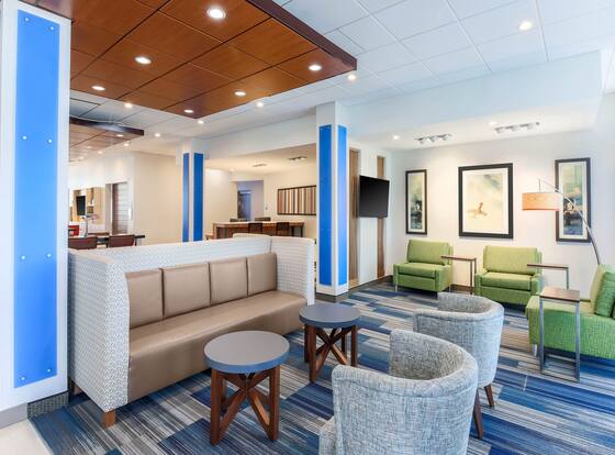 Holiday Inn Express & Suites Chicago O'Hare Airport by IHG is a family friendly hotel in Des Plaines, Illinois (IL)