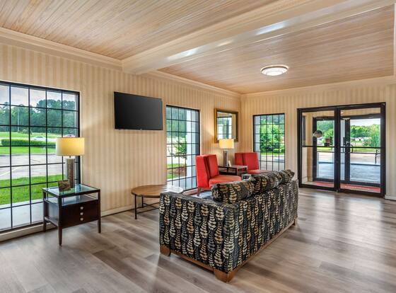 Econo Lodge Inn & Suites is a family friendly hotel in Philadelphia, Mississippi (MS)
