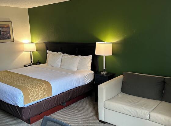 Boarders Inn & Suites by Cobblestone Hotels - Munising is a family friendly hotel in Munising, Michigan (MI)