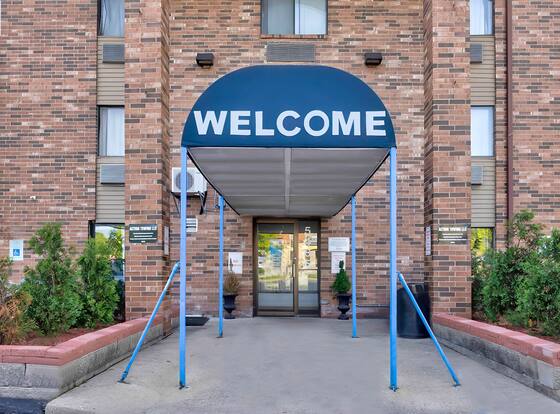 Motel 6 Milwaukee, WI - Glendale is a family friendly hotel in Whitefish Bay, Wisconsin (WI)