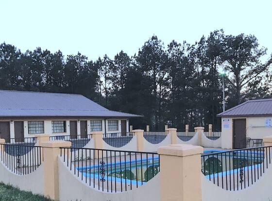 Rodeway Inn is a family friendly hotel in Hazlehurst, Mississippi (MS)