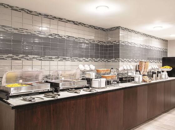 La Quinta Inn & Suites by Wyndham Baltimore N / White Marsh is a family friendly hotel in Rosedale, Maryland (MD)