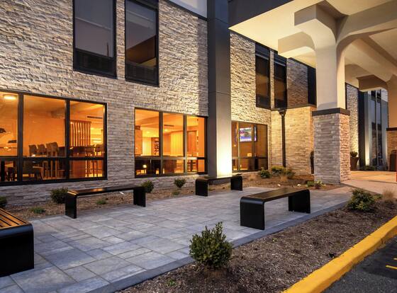 Best Western Plus Meadowlands is a family friendly hotel in Secaucus, New Jersey (NJ)