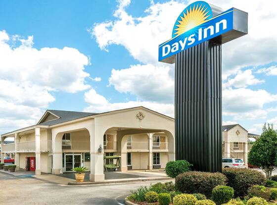 Days Inn by Wyndham Shorter is a family friendly hotel in Shorter, Alabama (AL)