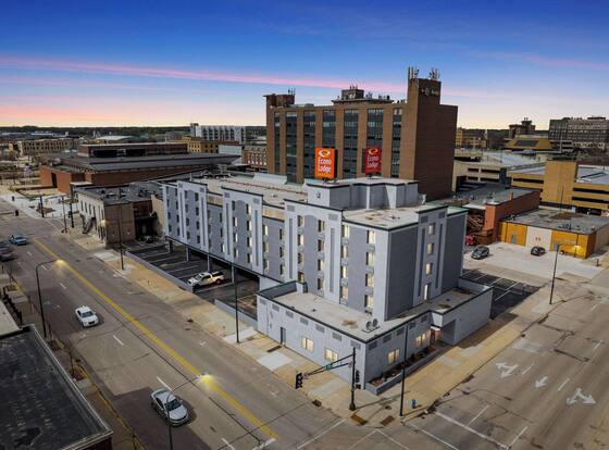 Econo Lodge Inn & Suites is a family friendly hotel in Waterloo, Iowa (IA)