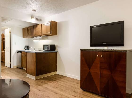 Econo Lodge Inn & Suites Lake Harmony - Pocono Mountains Area is a family friendly hotel in White Haven, Pennsylvania (PA)