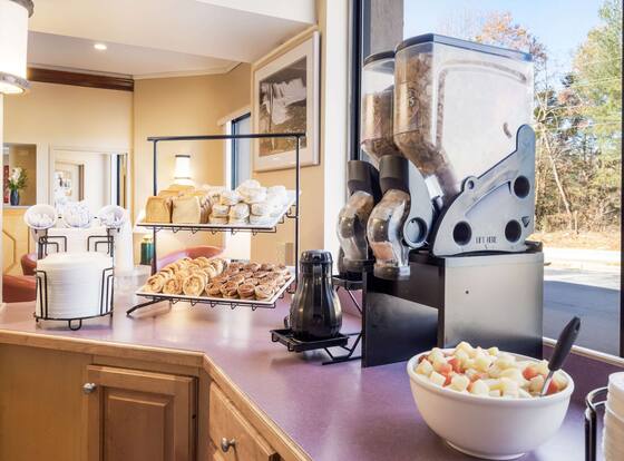 Econo Lodge is a family friendly hotel in Hendersonville, North Carolina (NC)