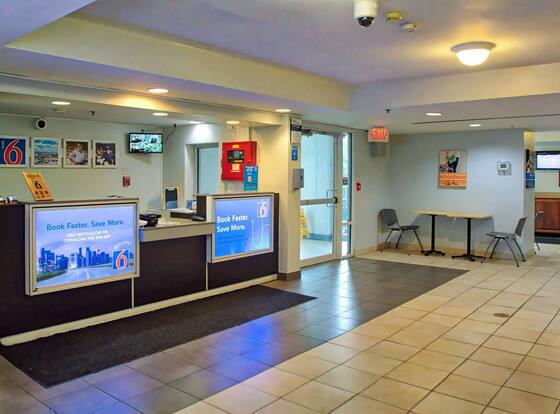 Motel 6 Buffalo, NY - Airport - Williamsville is a family friendly hotel in Harris Hill, New York (NY)