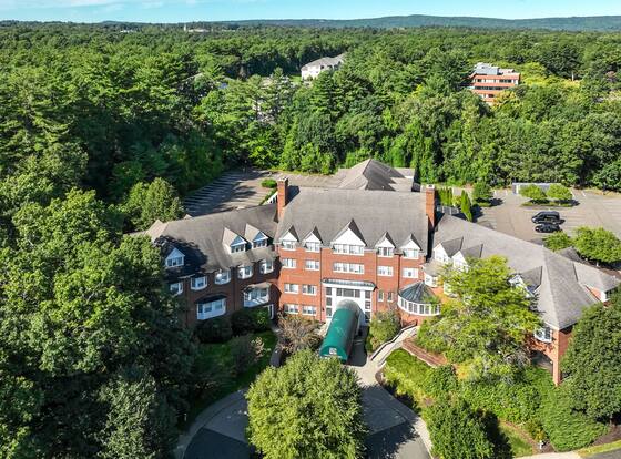 Simsbury Inn is a family friendly hotel in Weatogue, Connecticut (CT)