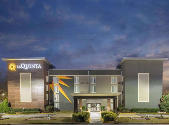 La Quinta Inn & Suites by Wyndham Atlanta Airport South is a family friendly hotel in College Park, Georgia (GA)