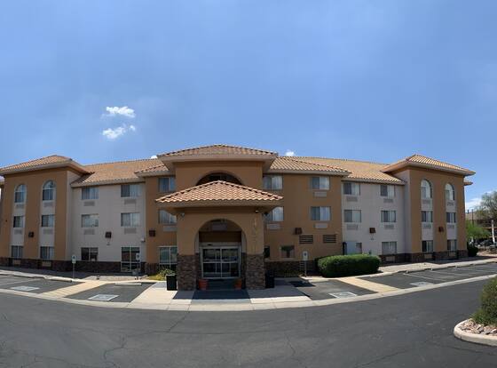 Comfort Inn & Suites near Kino Sports Complex is a family friendly hotel in Tucson, Arizona (AZ)