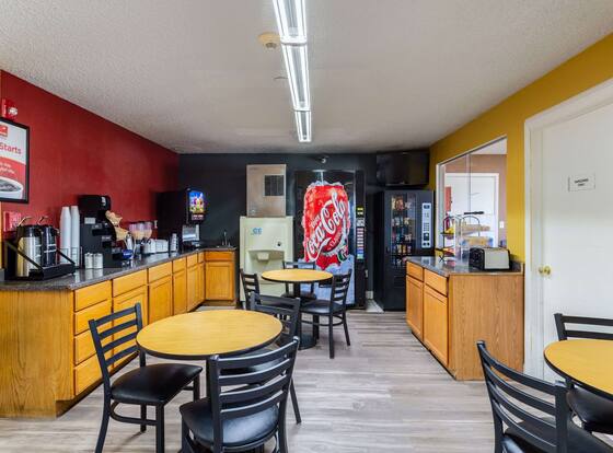 Econo Lodge Gallup is a family friendly hotel in Gallup, New Mexico (NM)