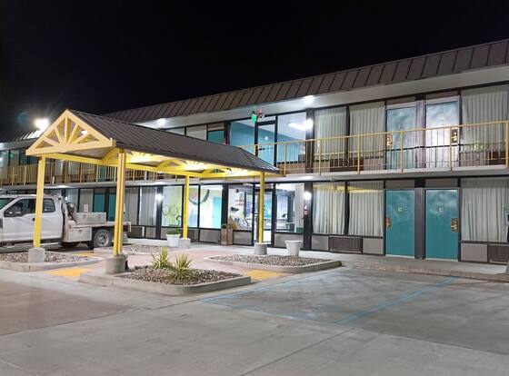 Econo Lodge Oak Grove-Blue Springs is a family friendly hotel in Oak Grove, Missouri (MO)