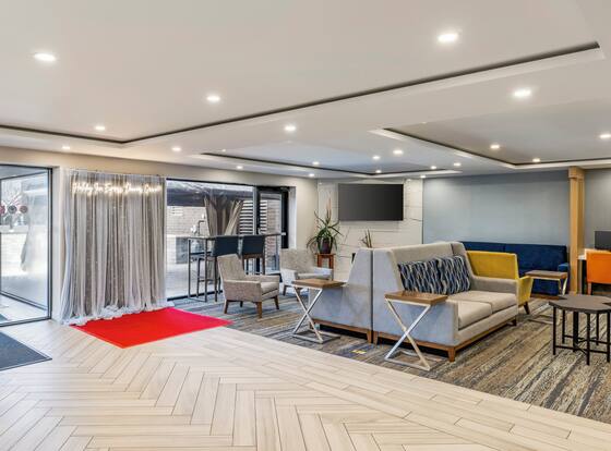 Holiday Inn Express Chicago-Downers Grove by IHG is a family friendly hotel in Downers Grove, Illinois (IL)