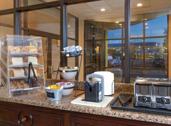 La Quinta Inn & Suites by Wyndham Secaucus Meadowlands is a family friendly hotel in Secaucus, New Jersey (NJ)