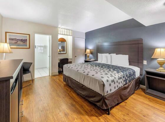 Econo Lodge On Historic Route 66 is a family friendly hotel in Barstow, California (CA)