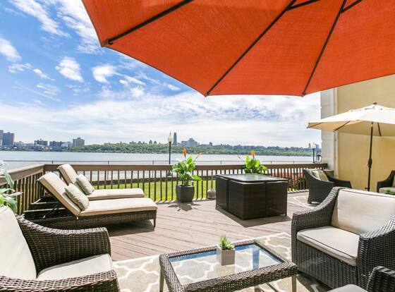 Comfort Inn Edgewater on Hudson River is a family friendly hotel in Edgewater, New Jersey (NJ)