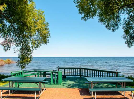 Econo Lodge on the Bay is a family friendly hotel in Menominee, Michigan (MI)