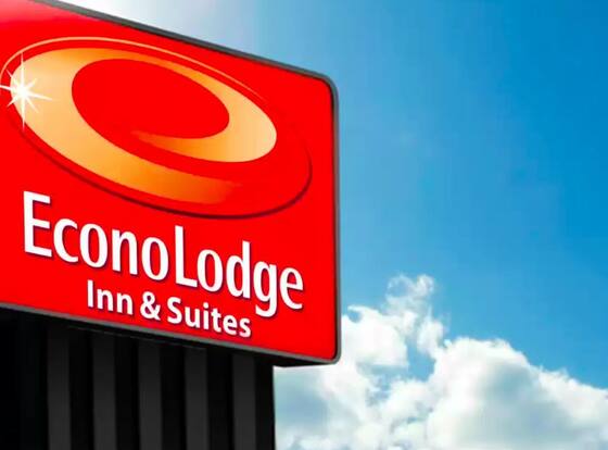 Econo Lodge Inn & Suites is a family friendly hotel in Yankton, South Dakota (SD)
