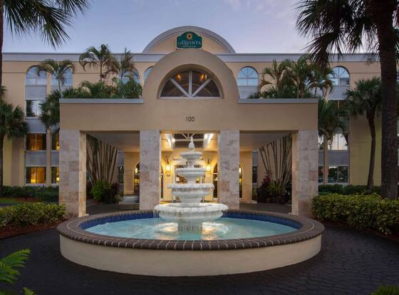 La Quinta Inn & Suites by Wyndham Deerfield Beach I-95 is a family friendly hotel in Deerfield Beach, Florida (FL)