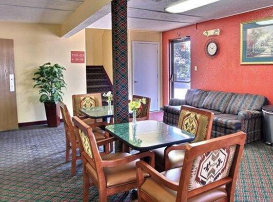 Econo Lodge Lansing - Leavenworth is a family friendly hotel in Lansing, Kansas (KS)