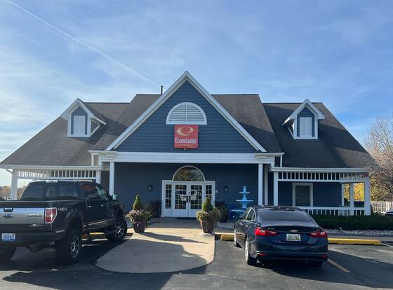 Econo Lodge & Suites is a family friendly hotel in Kentwood, Michigan (MI)